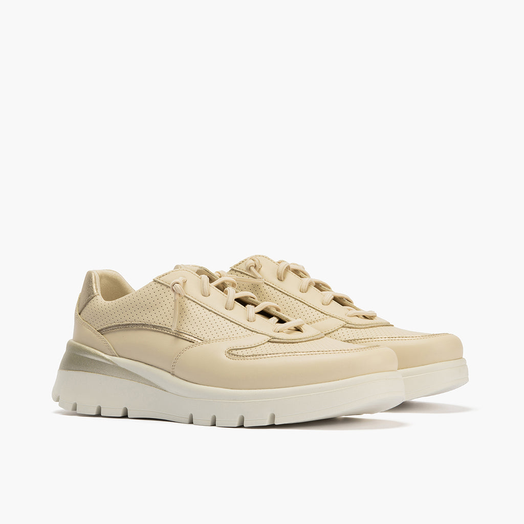 Deportivo plataforma con cordones elásticos Crema