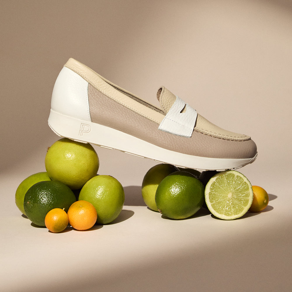 Mocasín estilo deportivo con antifaz en piel Piedra
