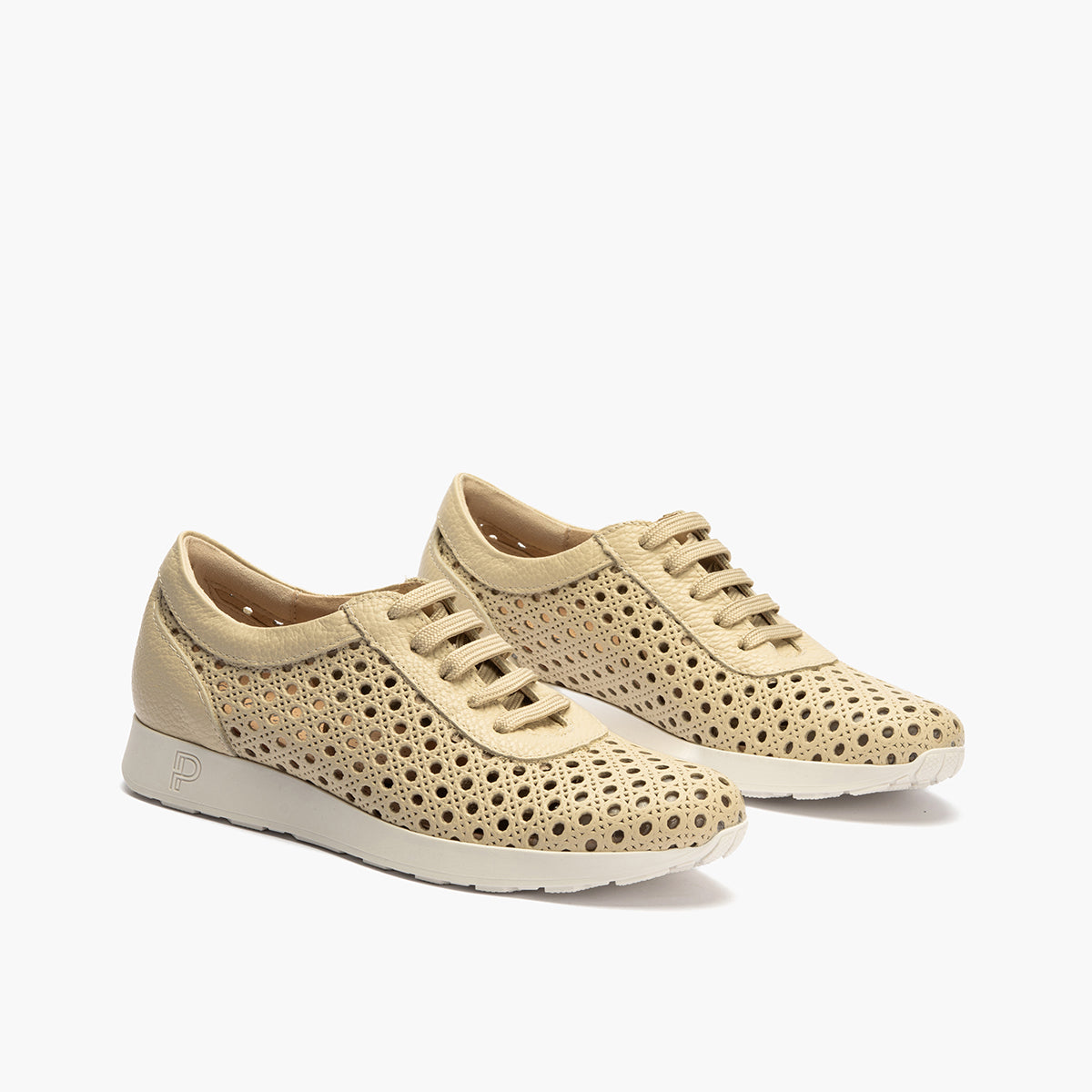 Deportivo plano en piel napa perforada Crema