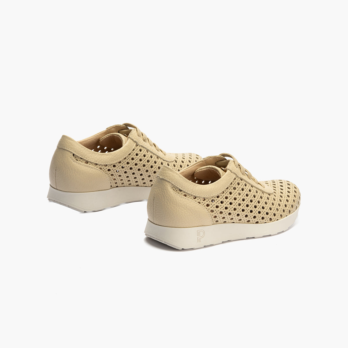 Deportivo plano en piel napa perforada Crema