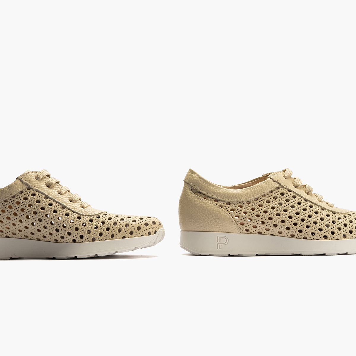 Deportivo plano en piel napa perforada Crema