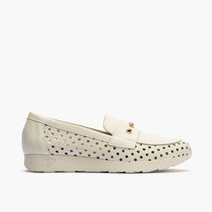 Mocasín plano con adornos, en piel napa y piel perforada Blanco
