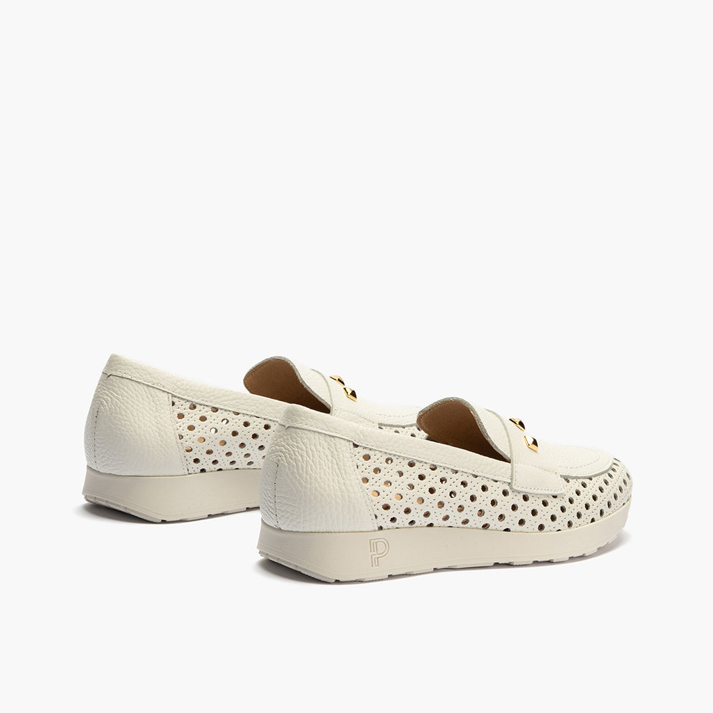 Mocasín plano con adornos, en piel napa y piel perforada Blanco