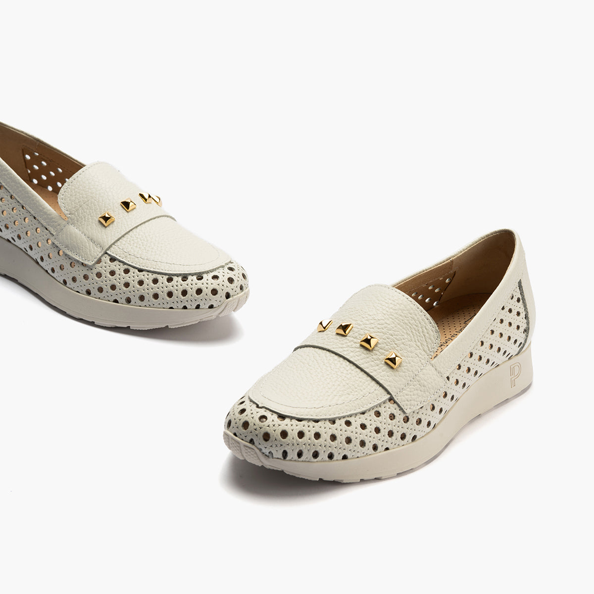 Mocasín plano con adornos, en piel napa y piel perforada Blanco