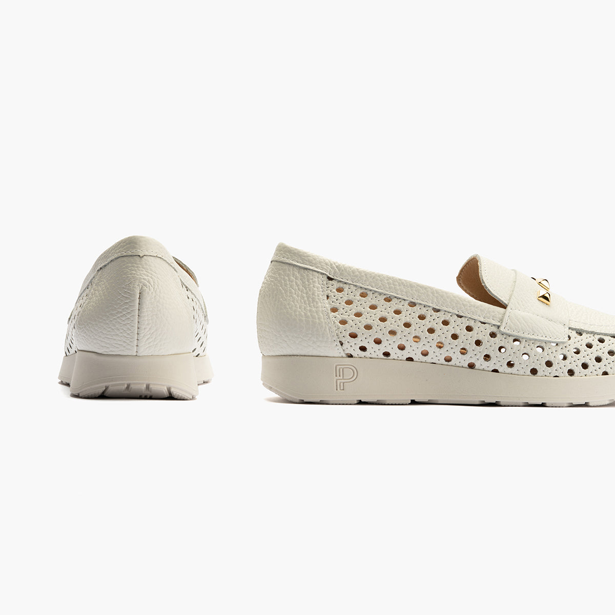 Mocasín plano con adornos, en piel napa y piel perforada Blanco