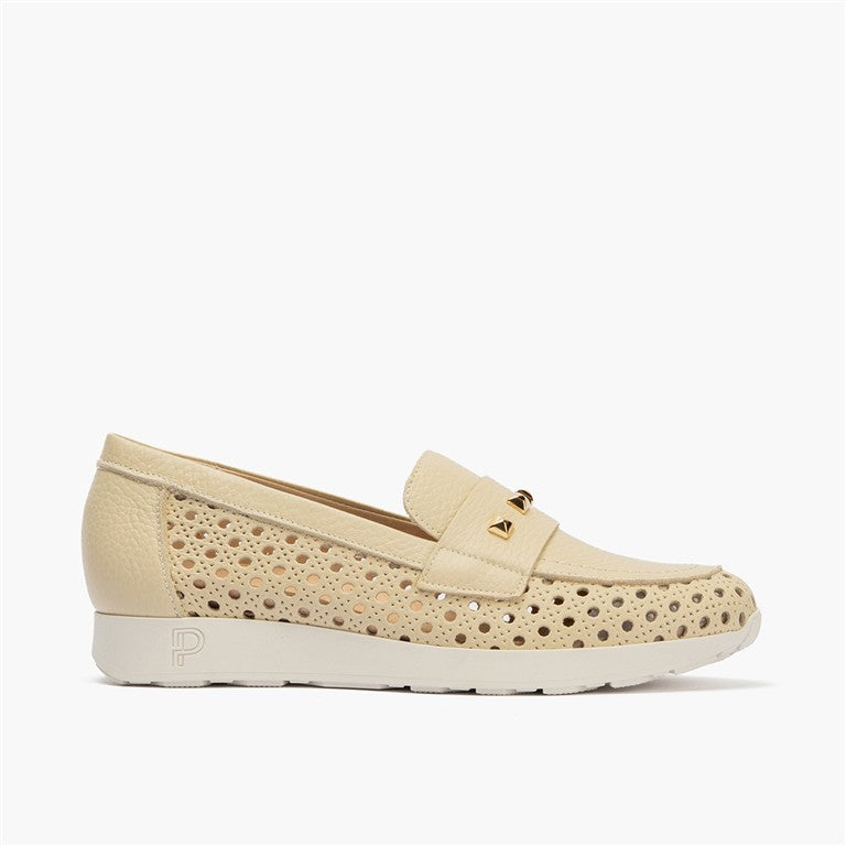 Mocasín plano con adornos, en piel napa y piel perforada Crema