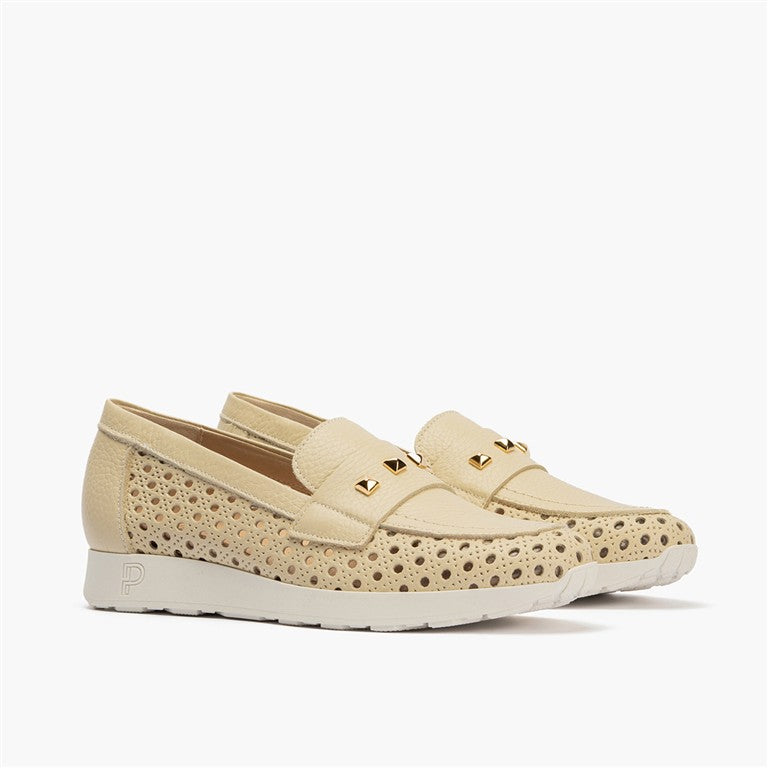 Mocasín plano con adornos, en piel napa y piel perforada Crema