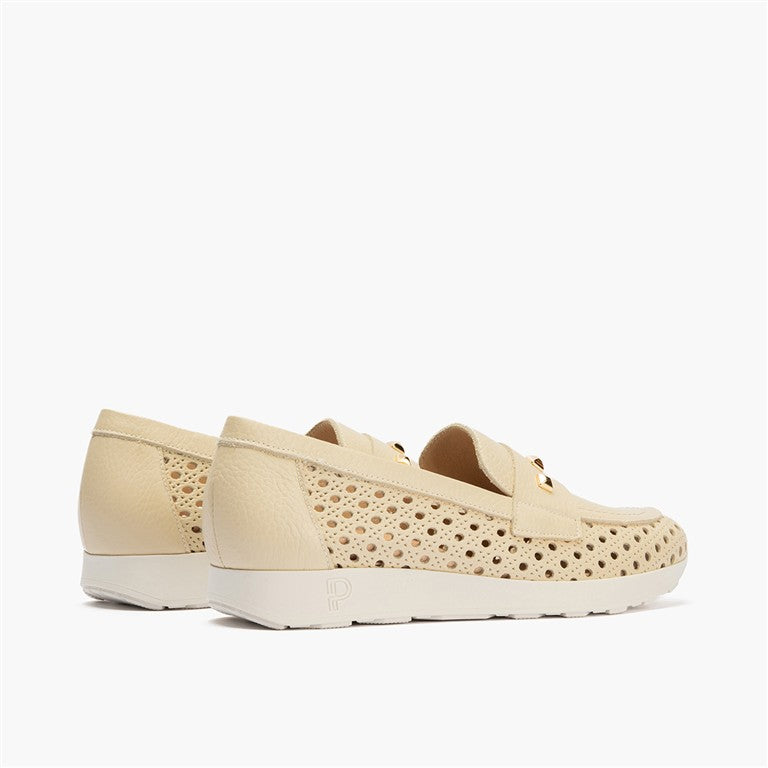 Mocasín plano con adornos, en piel napa y piel perforada Crema