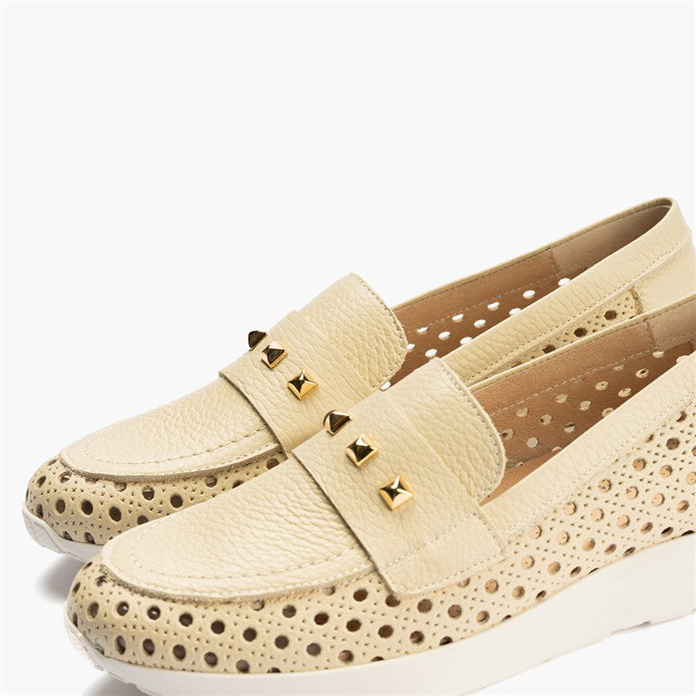 Mocasín plano con adornos, en piel napa y piel perforada Crema