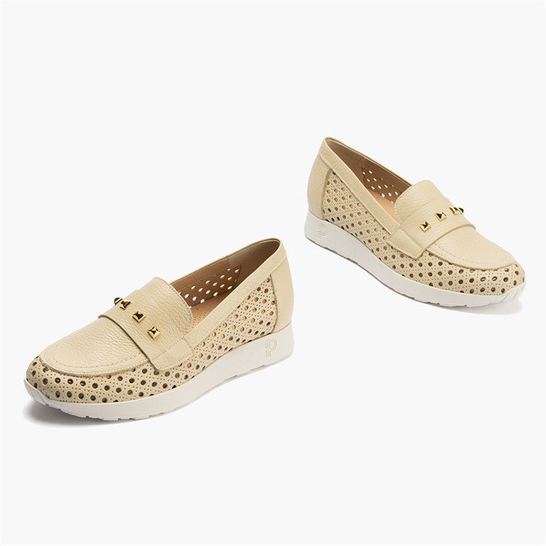 Mocasín plano con adornos, en piel napa y piel perforada Crema
