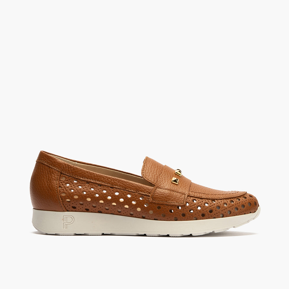 Mocasín plano con adornos, en piel napa y piel perforada Cuero