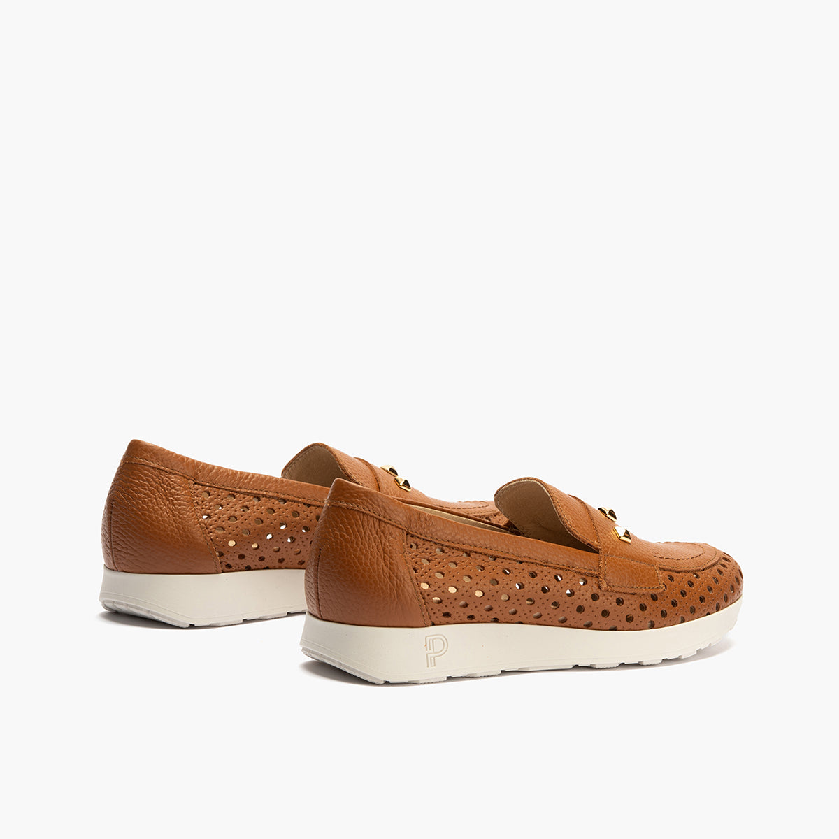Mocasín plano con adornos, en piel napa y piel perforada Cuero