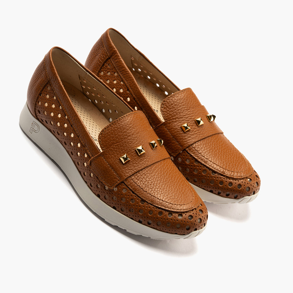 Mocasín plano con adornos, en piel napa y piel perforada Cuero