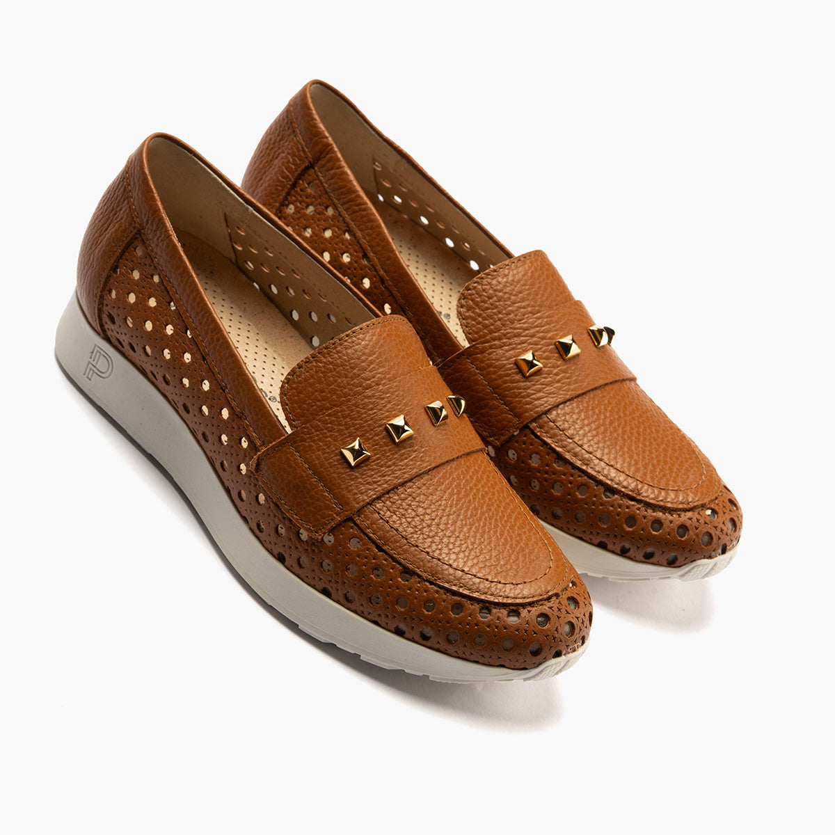 Mocasín plano con adornos, en piel napa y piel perforada Cuero