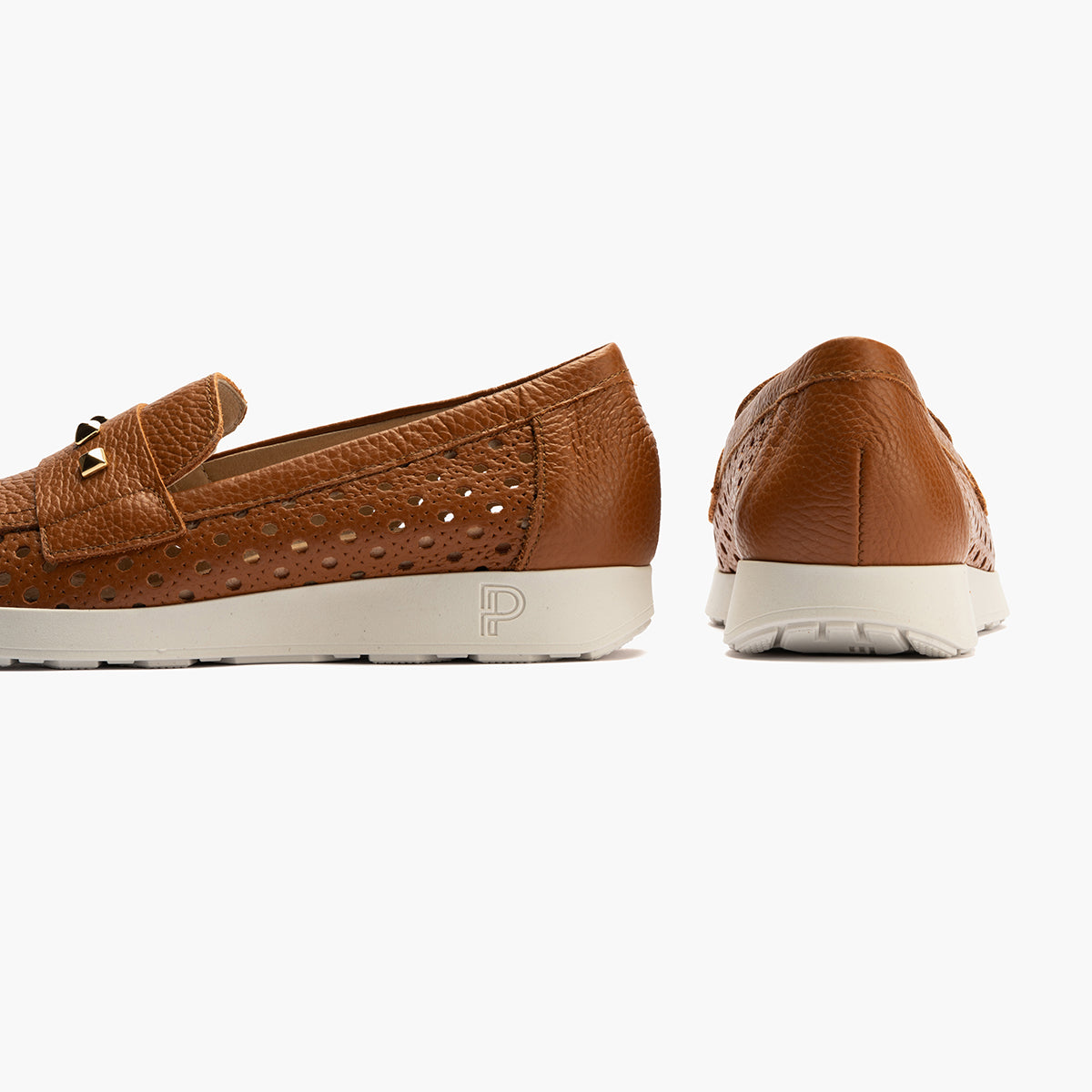 Mocasín plano con adornos, en piel napa y piel perforada Cuero