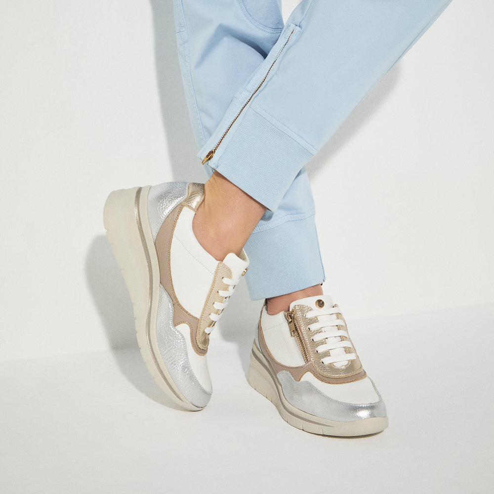 Deportivo con cuña y cremallera, piel combinada Metales-Blanco