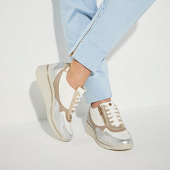 Deportivo con cuña y cremallera, piel combinada Metales-Blanco