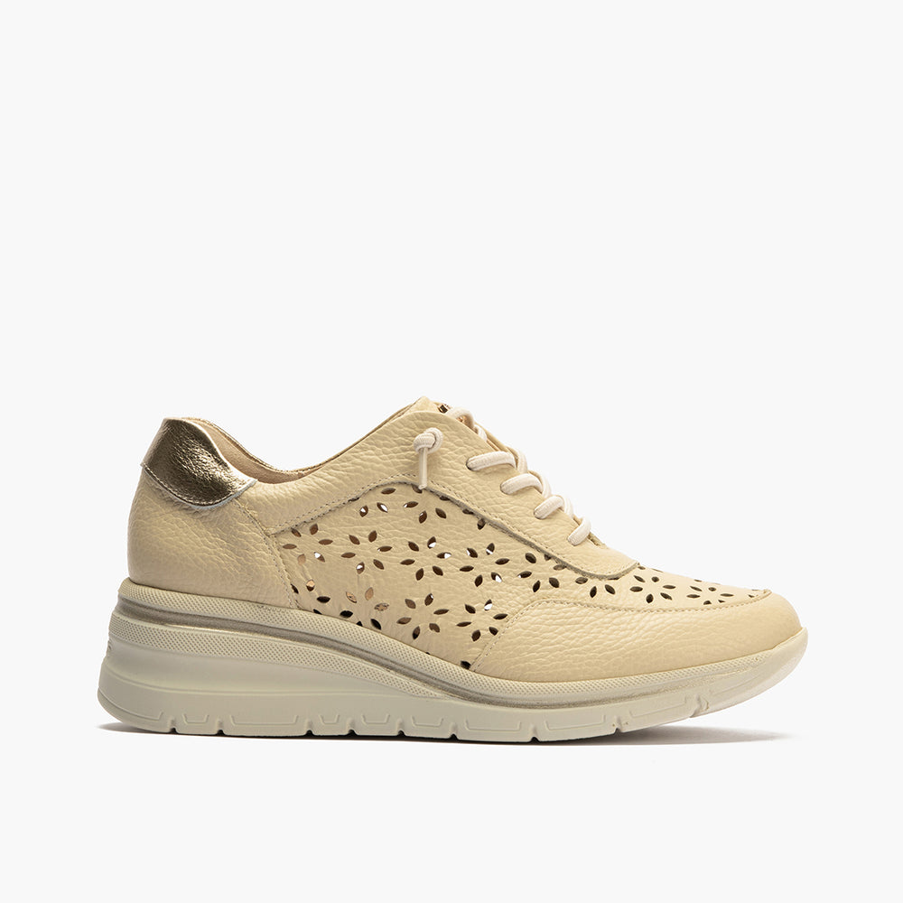 Deportivo con cuña y cordones elásticos en piel napa Crema