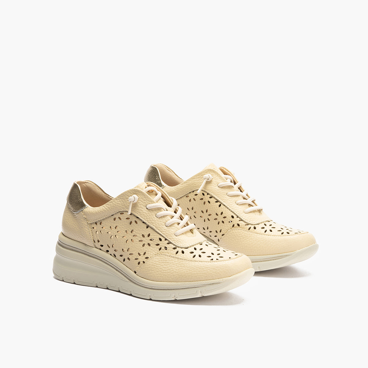 Deportivo con cuña y cordones elásticos en piel napa Crema