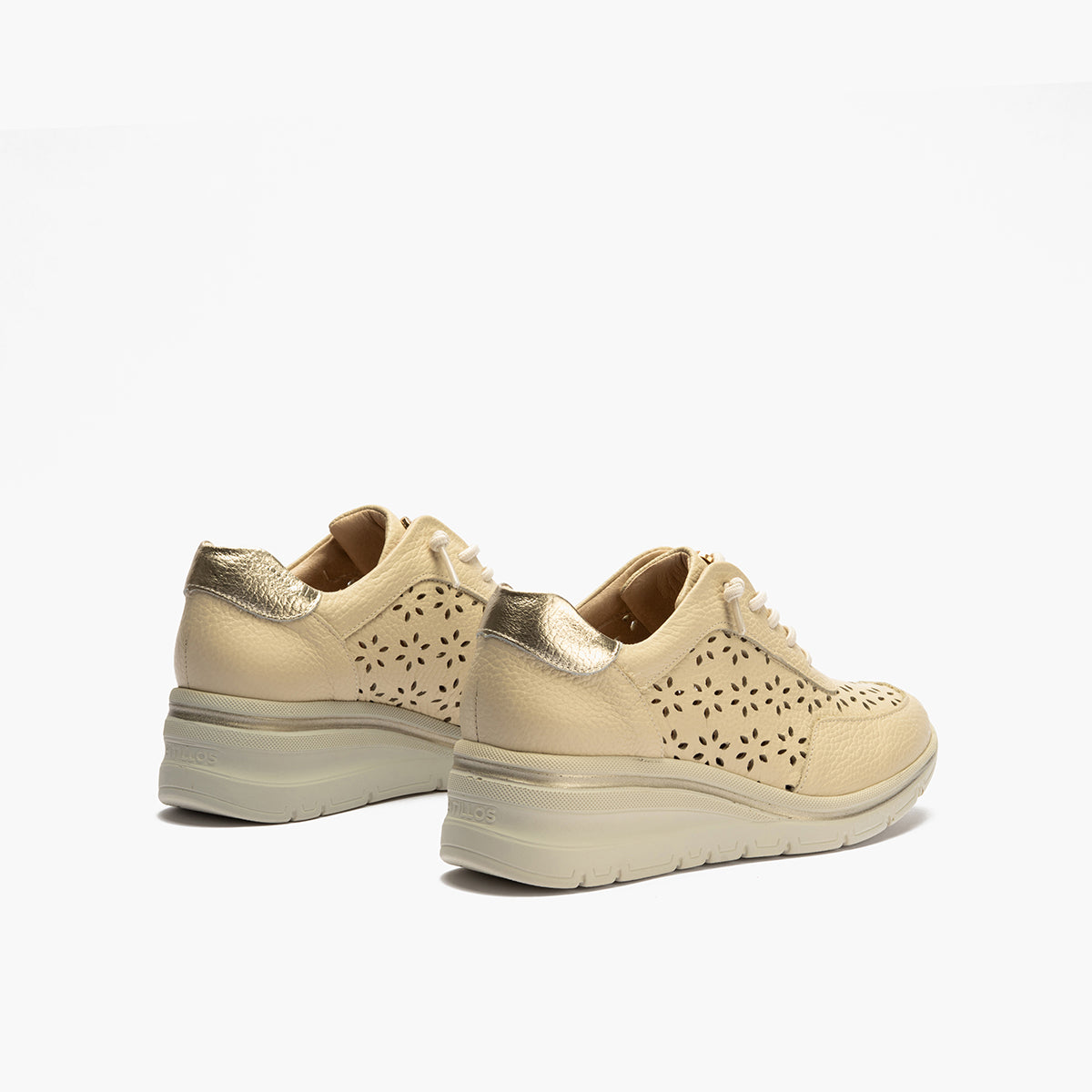 Deportivo con cuña y cordones elásticos en piel napa Crema