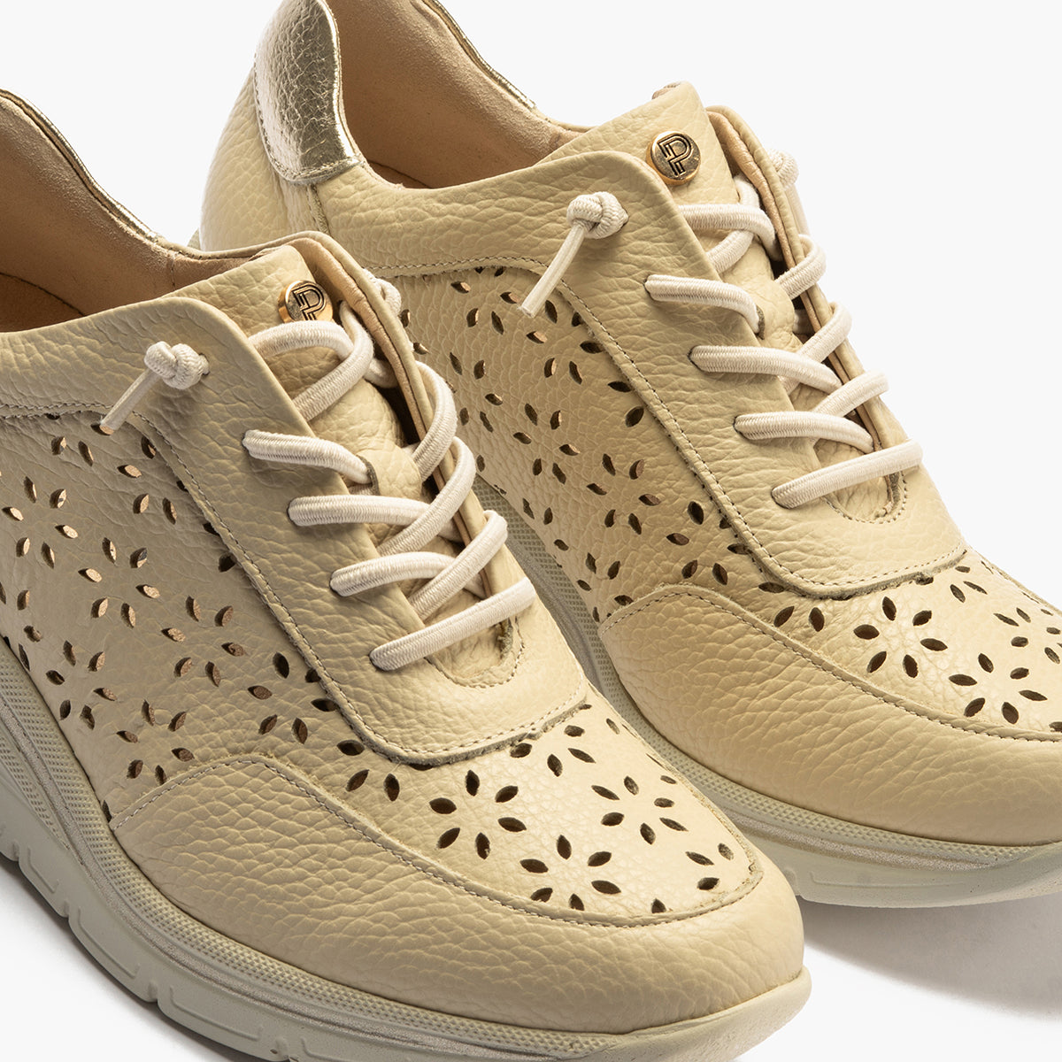 Deportivo con cuña y cordones elásticos en piel napa Crema