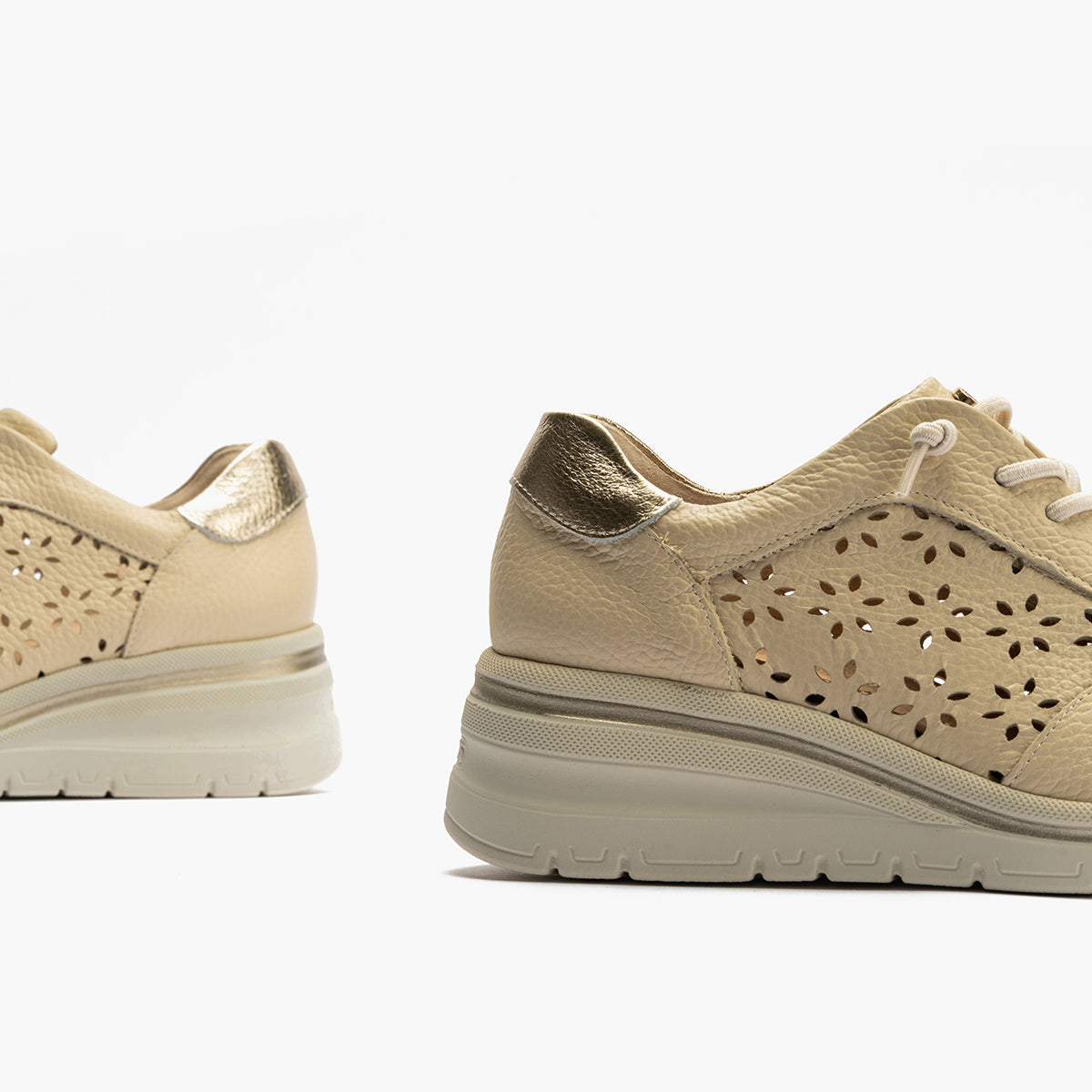 Deportivo con cuña y cordones elásticos en piel napa Crema