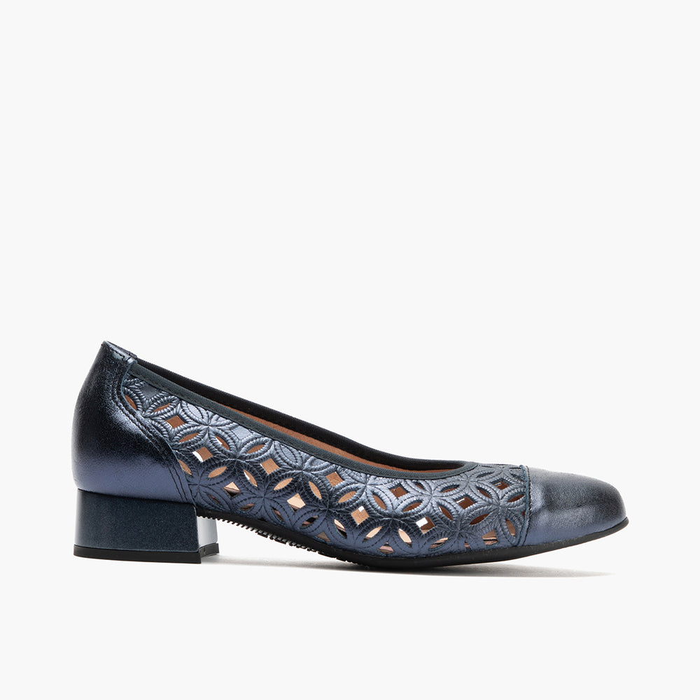 Zapato salón con tacón bajo y punta redonda, en laminado brillante Marino