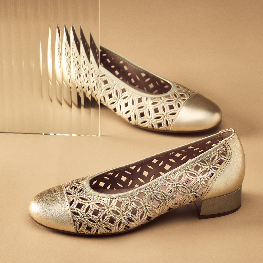 Zapato salón con tacón bajo y punta redonda, en laminado brillante Oro