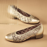 Zapato salón con tacón bajo y punta redonda, en laminado brillante Oro