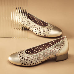 Zapato salón con tacón bajo y punta redonda, en laminado brillante Oro