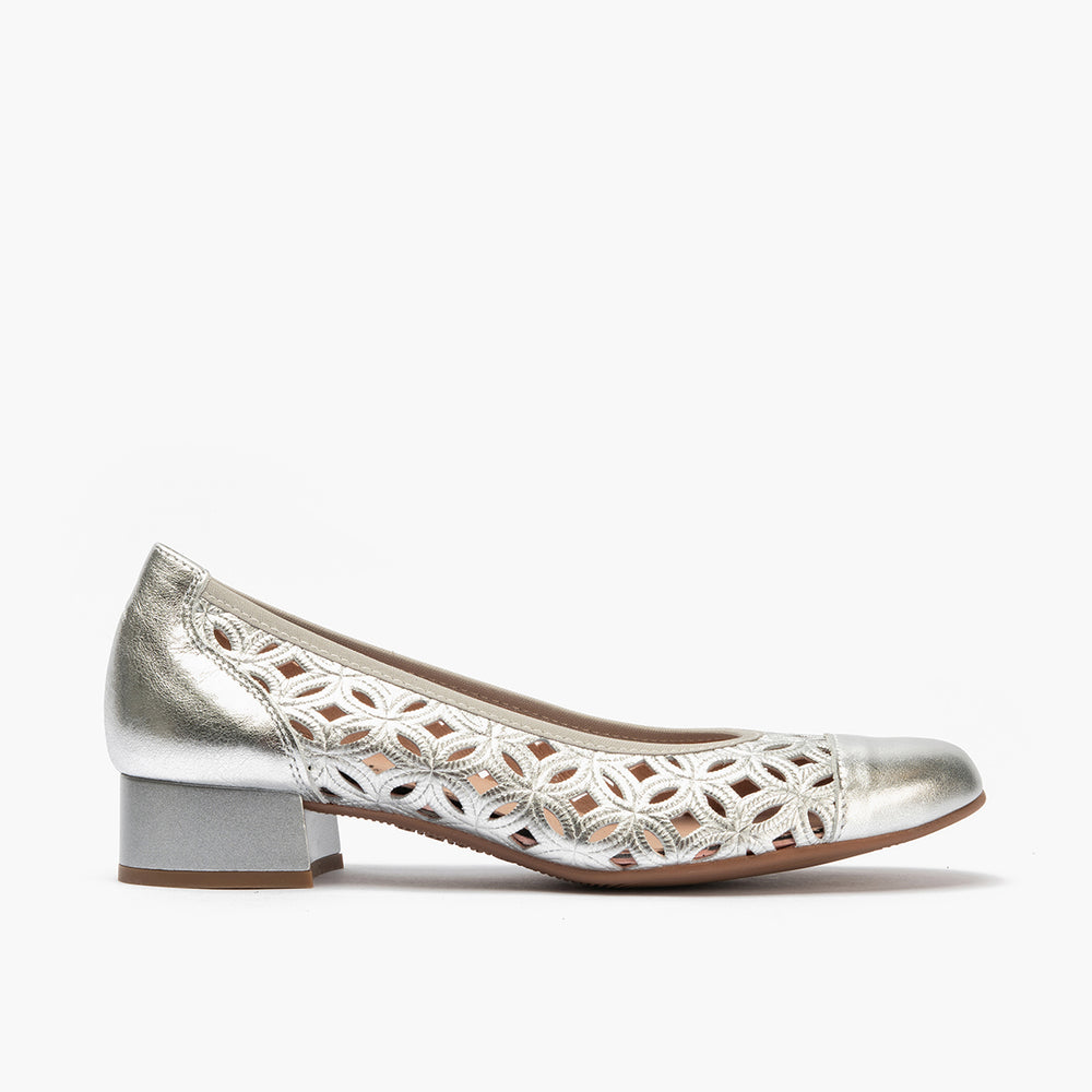 Zapato salón con tacón bajo y punta redonda, en laminado brillante Plata