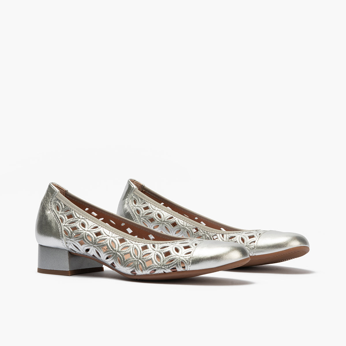 Zapato salón con tacón bajo y punta redonda, en laminado brillante Plata