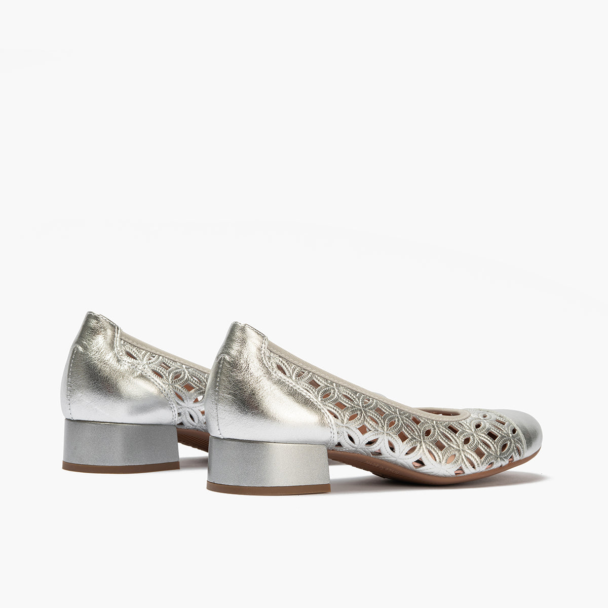 Zapato salón con tacón bajo y punta redonda, en laminado brillante Plata