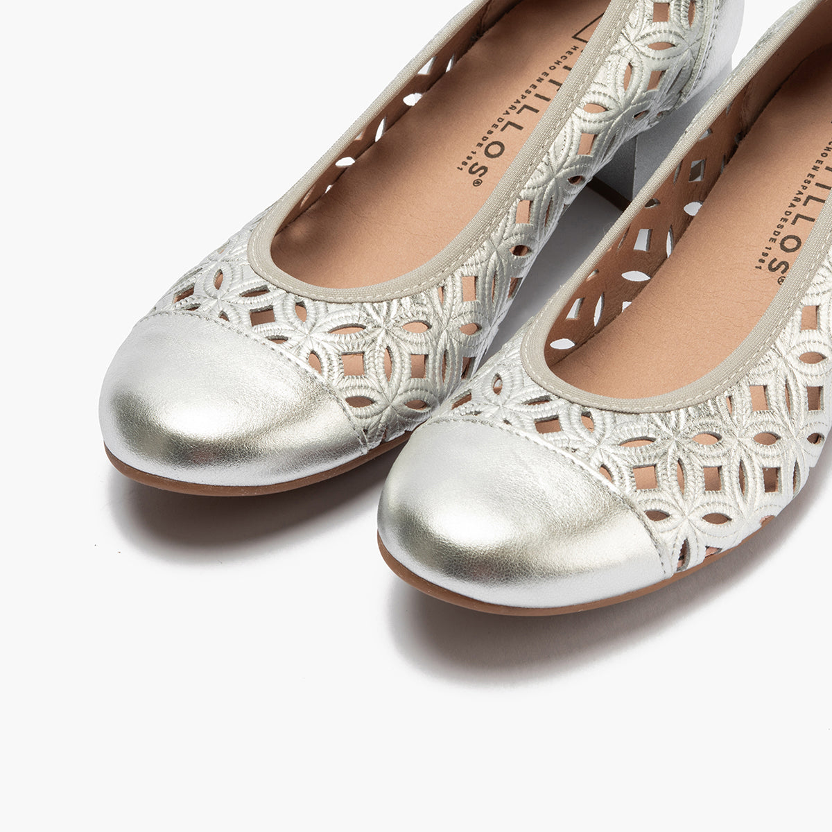Zapato salón con tacón bajo y punta redonda, en laminado brillante Plata