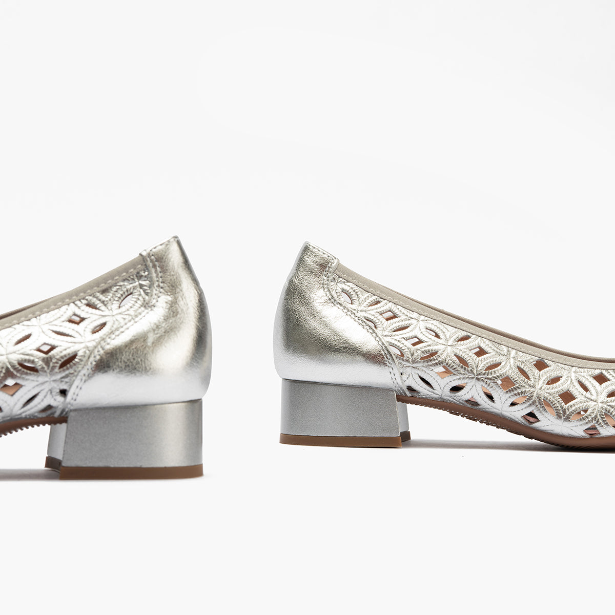Zapato salón con tacón bajo y punta redonda, en laminado brillante Plata