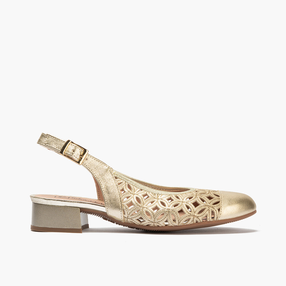 Zapato salón destalonado con tacón bajo y punta redonda, en laminado brillante Oro