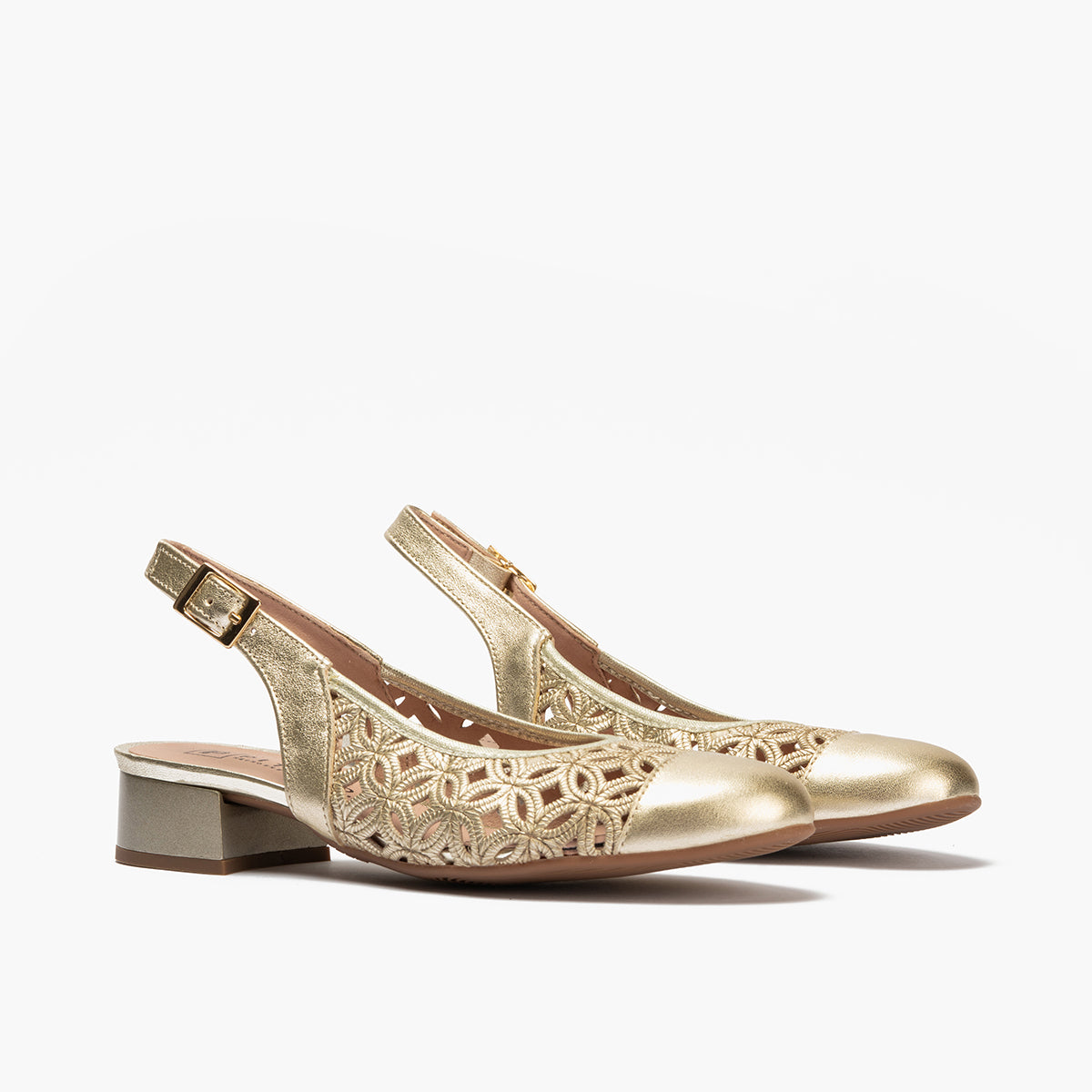Zapato salón destalonado con tacón bajo y punta redonda, en laminado brillante Oro