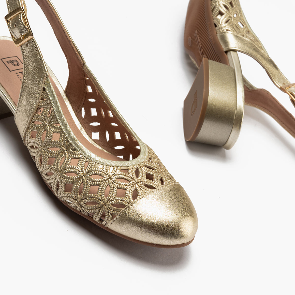 Zapato salón destalonado con tacón bajo y punta redonda, en laminado brillante Oro