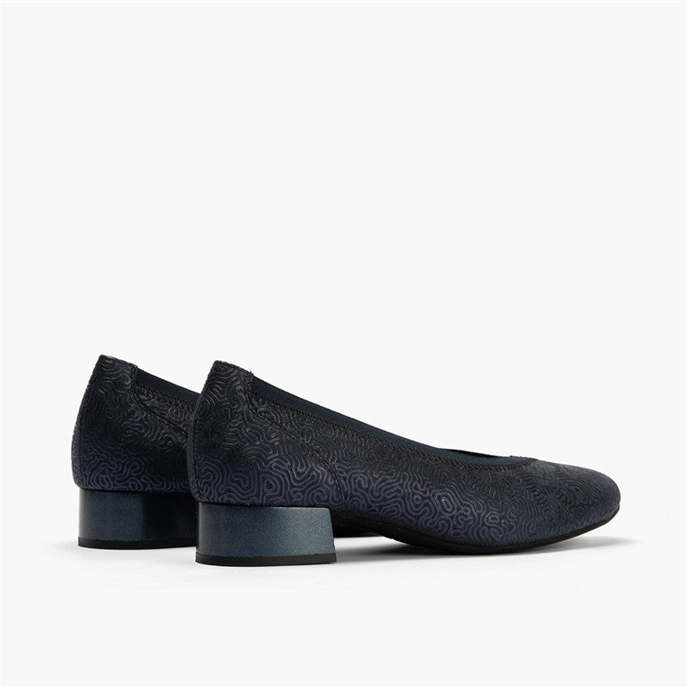 Zapato salón con ribete elástico, con tacón bajo y punta redonda, en piel fantasía Marino