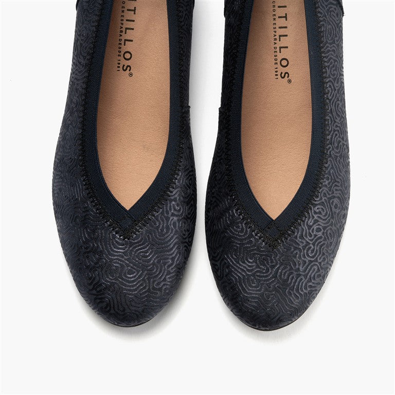 Zapato salón con ribete elástico, con tacón bajo y punta redonda, en piel fantasía Marino