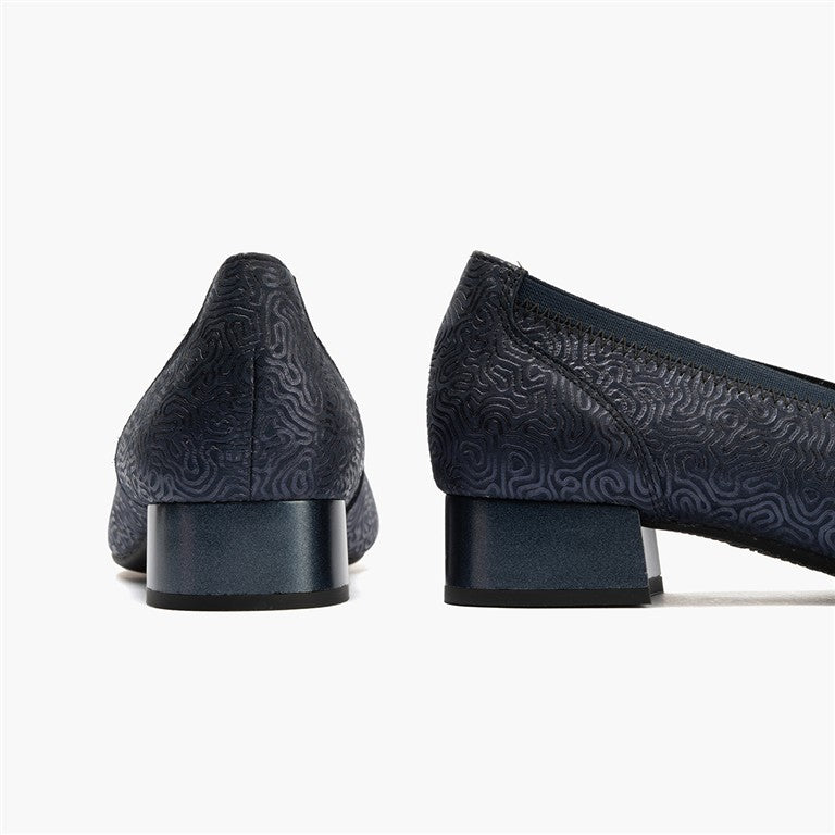 Zapato salón con ribete elástico, con tacón bajo y punta redonda, en piel fantasía Marino