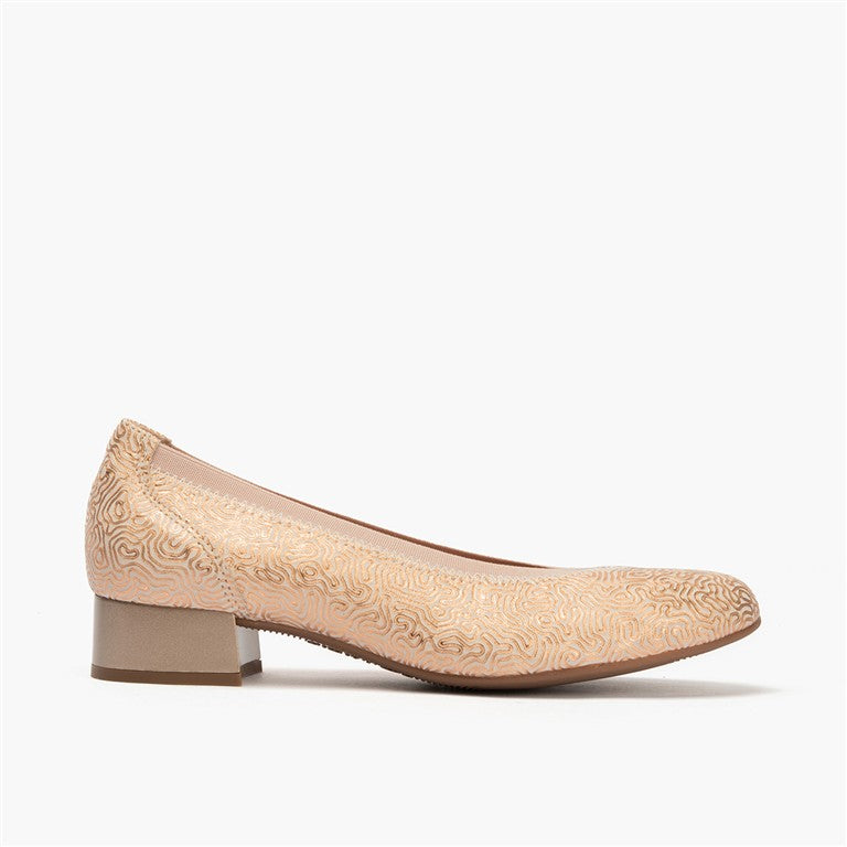 Zapato salón con ribete elástico, con tacón bajo y punta redonda, en piel fantasía Nude