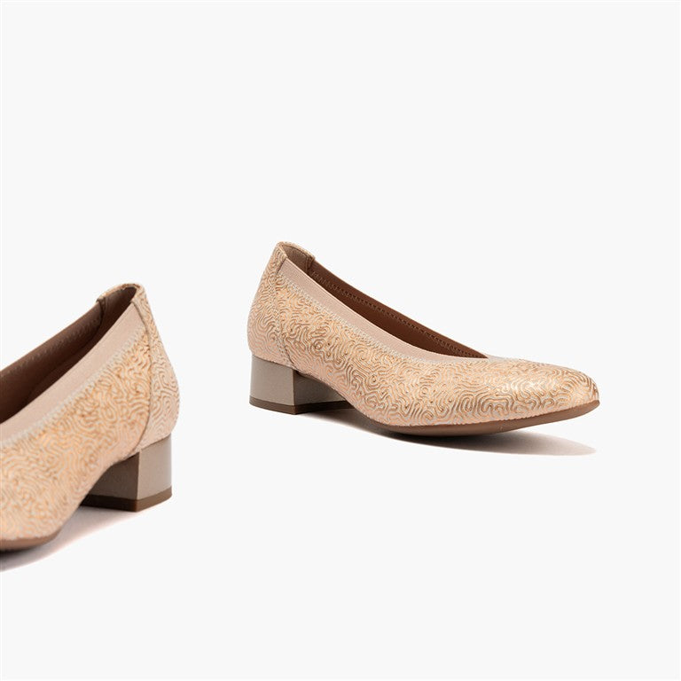 Zapato salón con ribete elástico, con tacón bajo y punta redonda, en piel fantasía Nude