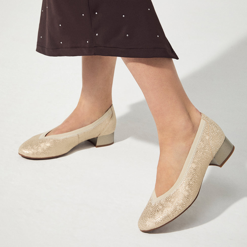 Zapato salón con ribete elástico, con tacón bajo y punta redonda, en piel fantasía Oro
