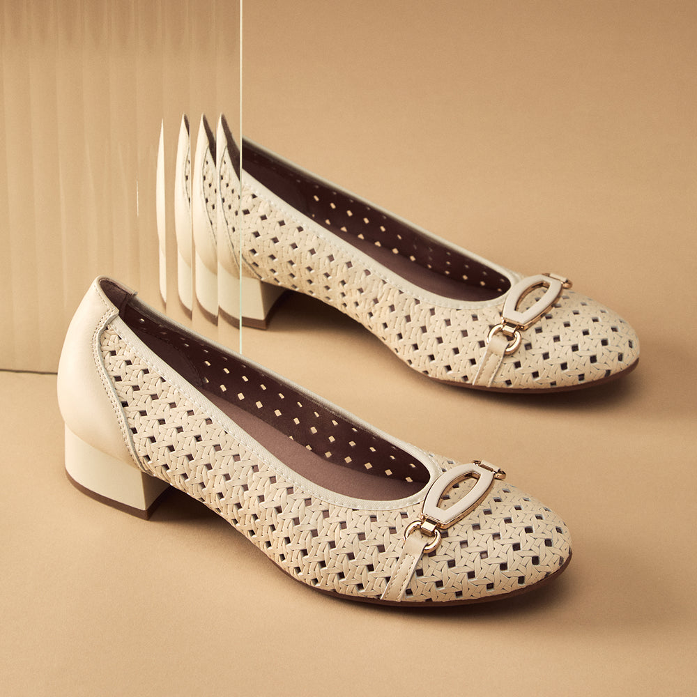 Zapato salón con adorno y tacón bajo, con punta redonda Crema