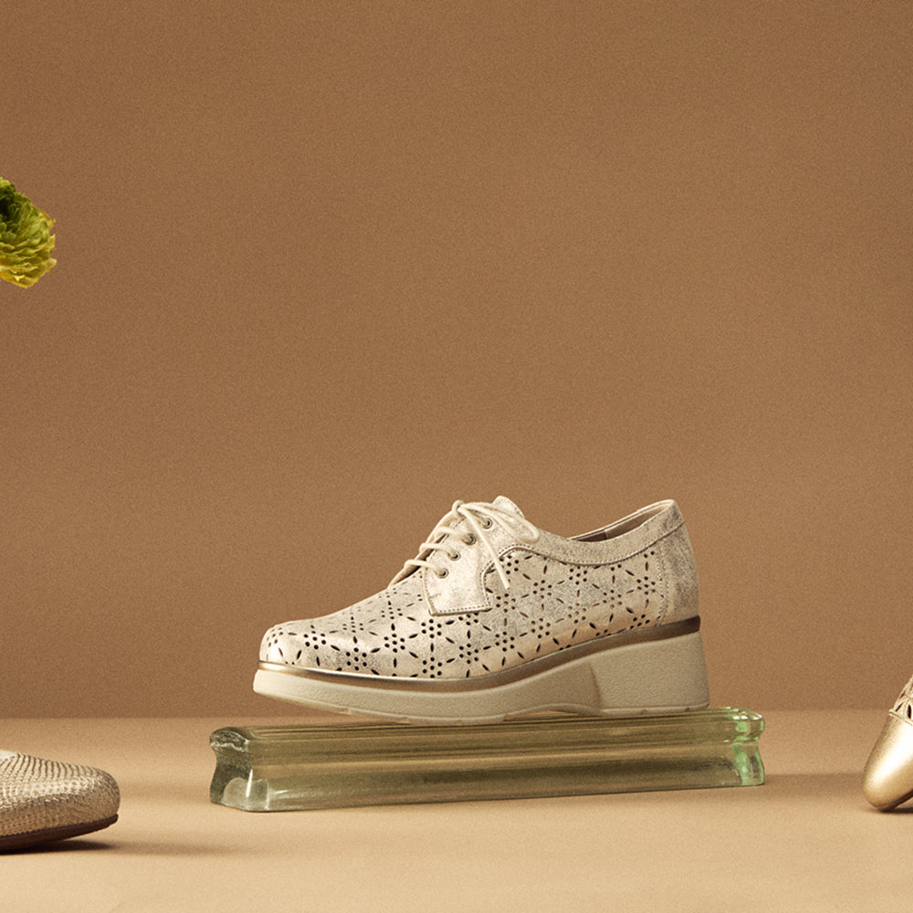 Blucher con cordones, cuña y piel fantasía Plata