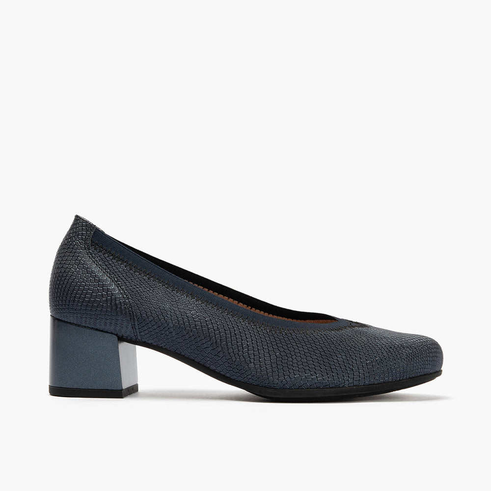 Zapato salón con ribete elástico y tacón medio, con grabado fantasía Marino