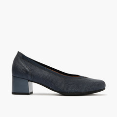 Zapato salón con ribete elástico y tacón medio, con grabado fantasía Marino