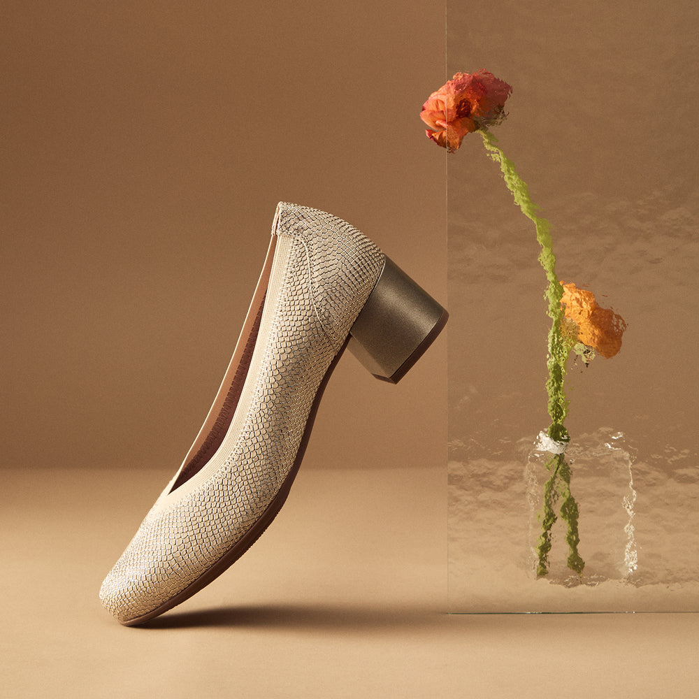 Zapato salón con ribete elástico y tacón medio, con grabado fantasía Oro