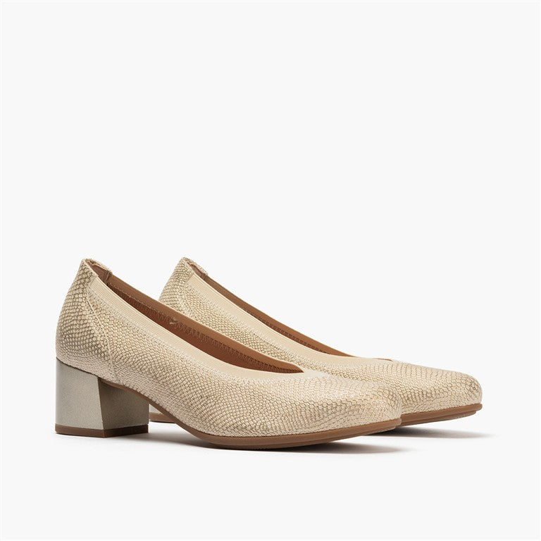 Zapato salón con ribete elástico y tacón medio, con grabado fantasía Oro